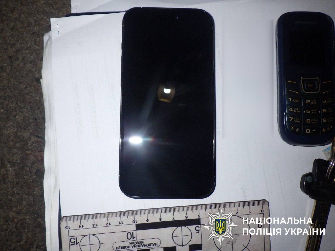 В Киеве двое рецидивистов, угрожая ножом, ограбили женщину на остановке. Подробности и фото