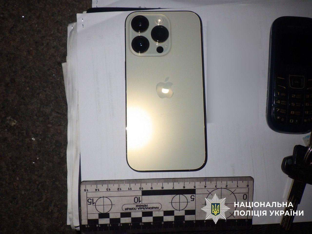 В Киеве двое рецидивистов, угрожая ножом, ограбили женщину на остановке. Подробности и фото