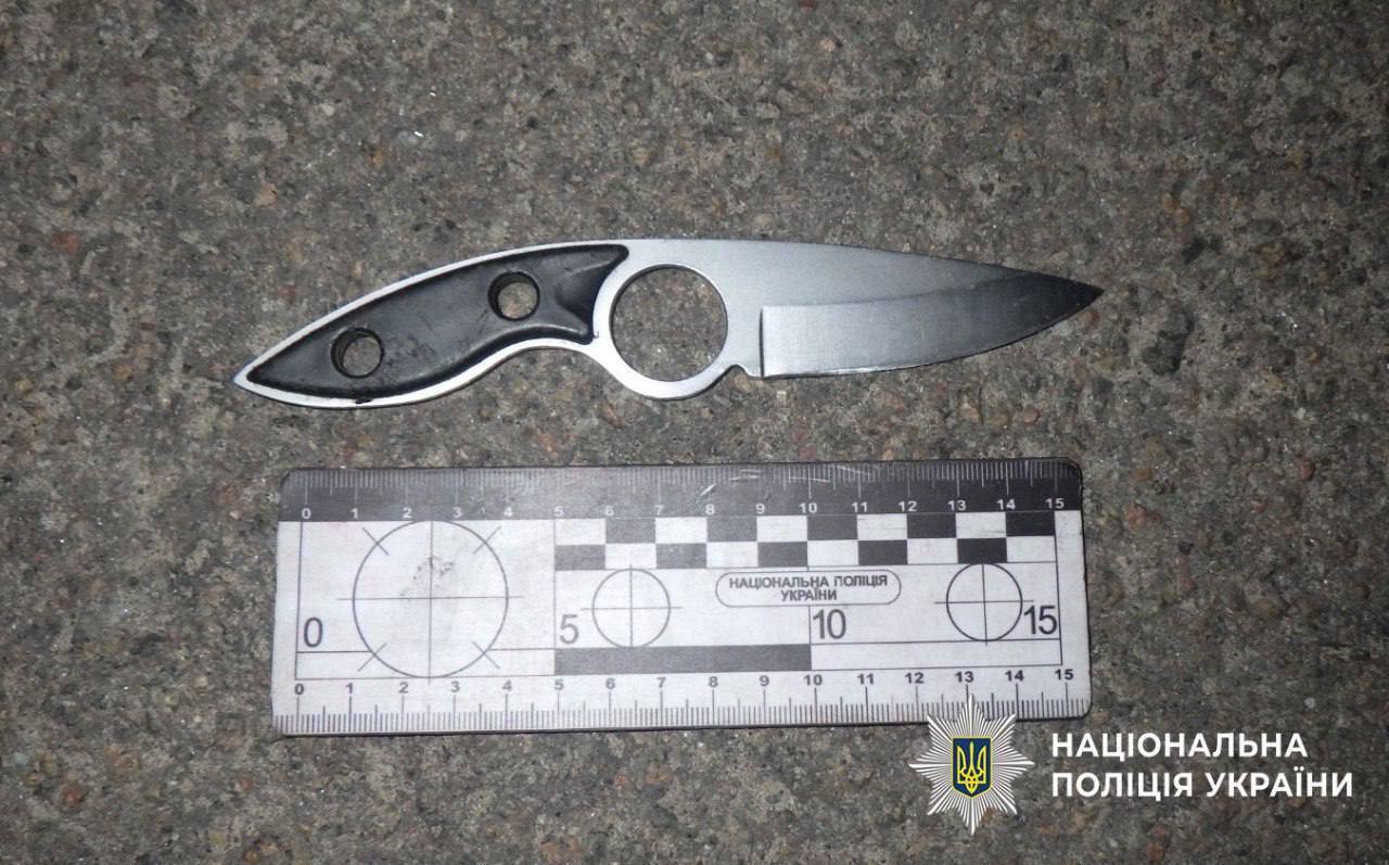 В Киеве двое рецидивистов, угрожая ножом, ограбили женщину на остановке. Подробности и фото