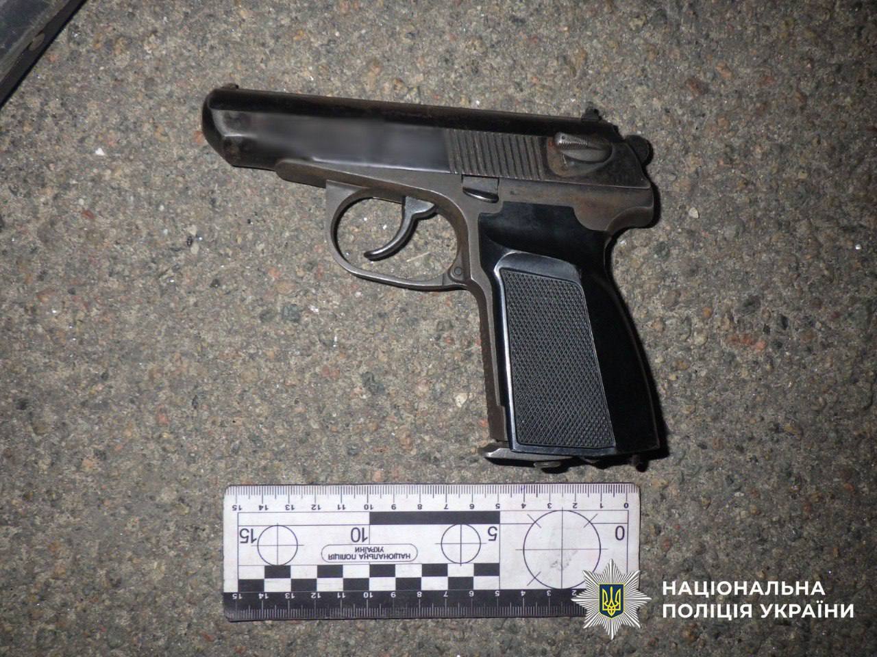 В Киеве двое рецидивистов, угрожая ножом, ограбили женщину на остановке. Подробности и фото