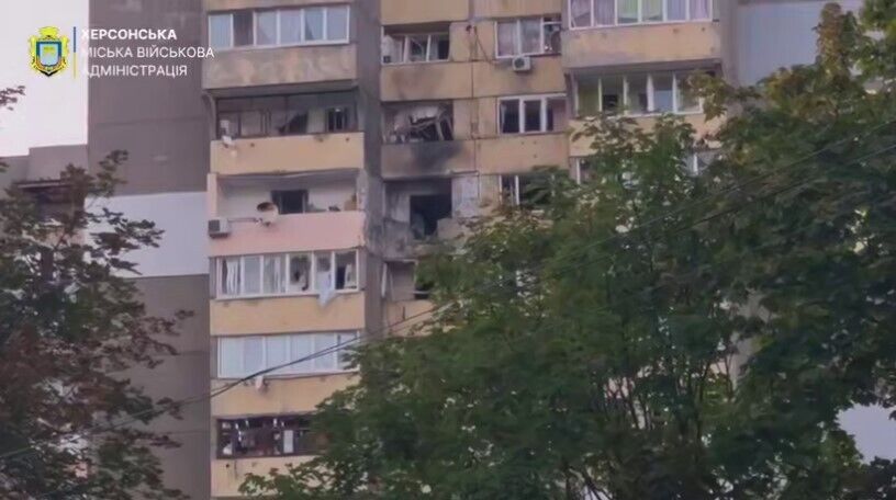 Россия ударила по многоэтажке в центре Херсона: повреждены квартиры, есть пострадавшие. Видео