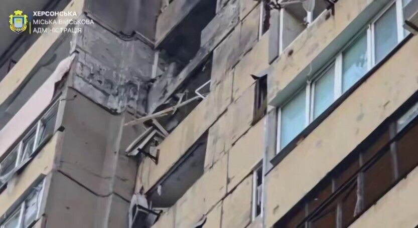 Россия ударила по многоэтажке в центре Херсона: повреждены квартиры, есть пострадавшие. Видео