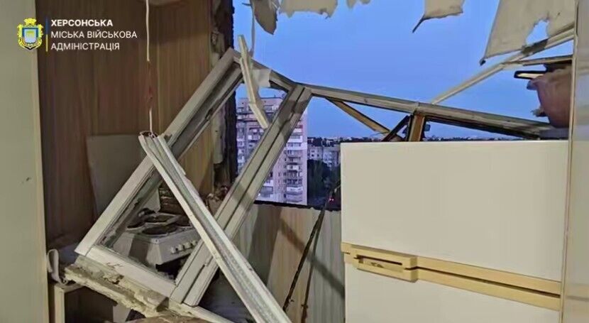 Россия ударила по многоэтажке в центре Херсона: повреждены квартиры, есть пострадавшие. Видео