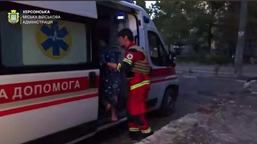 Россия ударила по многоэтажке в центре Херсона: повреждены квартиры, есть пострадавшие. Видео