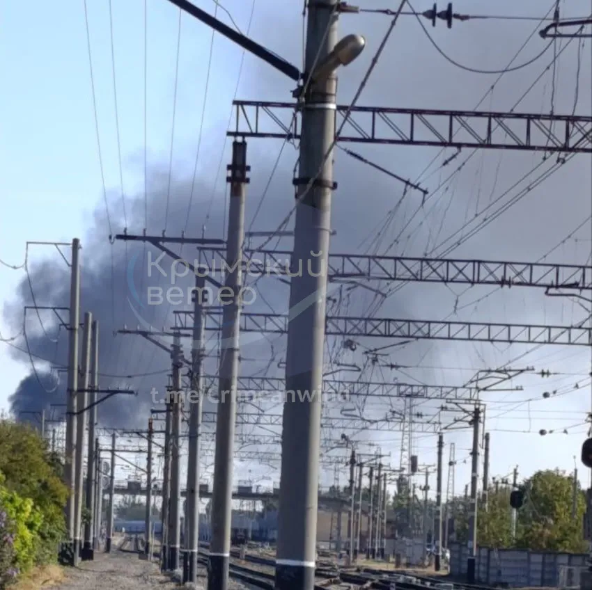 Під ударом була залізниця: в окупованому Криму прогриміли вибухи, піднявся дим. Фото