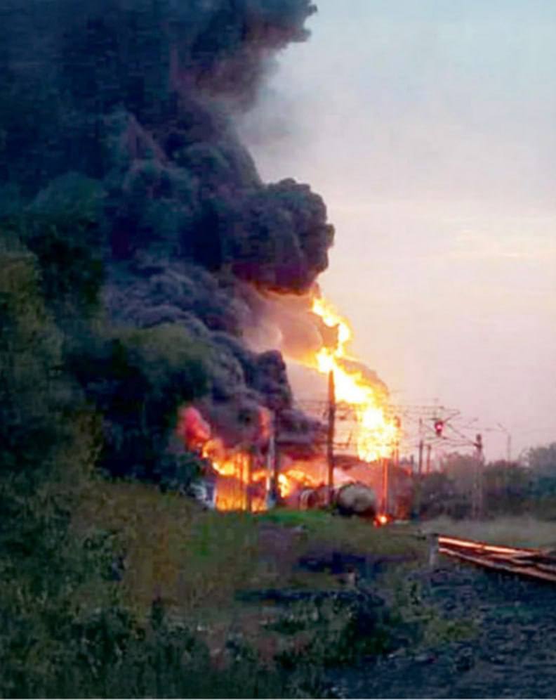 Під ударом була залізниця: в окупованому Криму прогриміли вибухи, піднявся дим. Фото