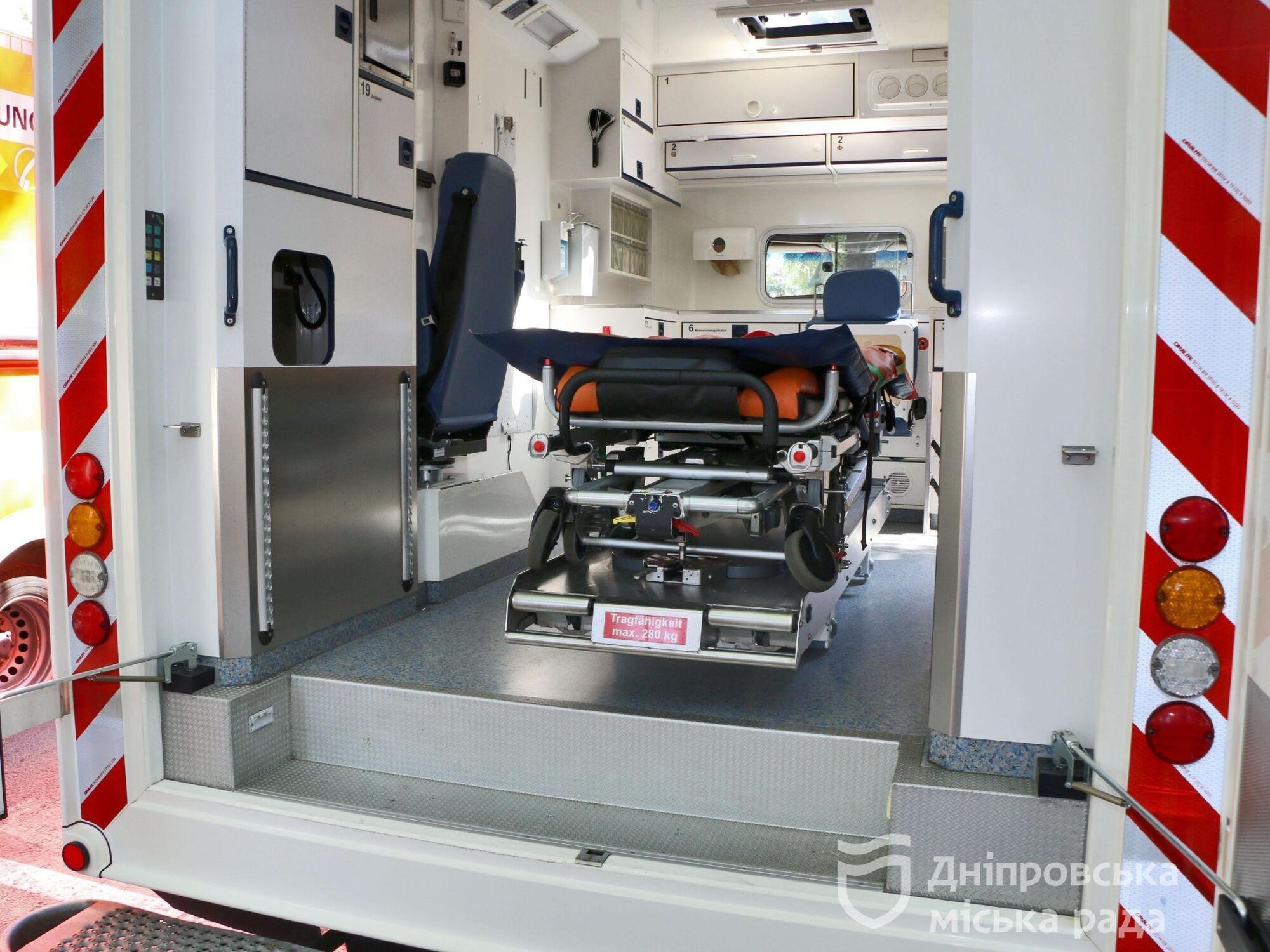 Днепр получил от немецкого города-партнера Кельна машины скорой помощи
