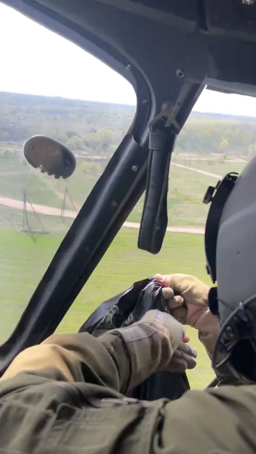 "Они дарили веру": украинские летчики отблагодарили пожилую пару, которая провожала их на боевую работу. Видео