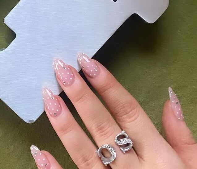 Горошек вернулся: как сделать трендовый маникюр осени