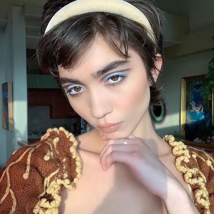 На будь-який випадок: стильні варіанти зачісок із повʼязкою