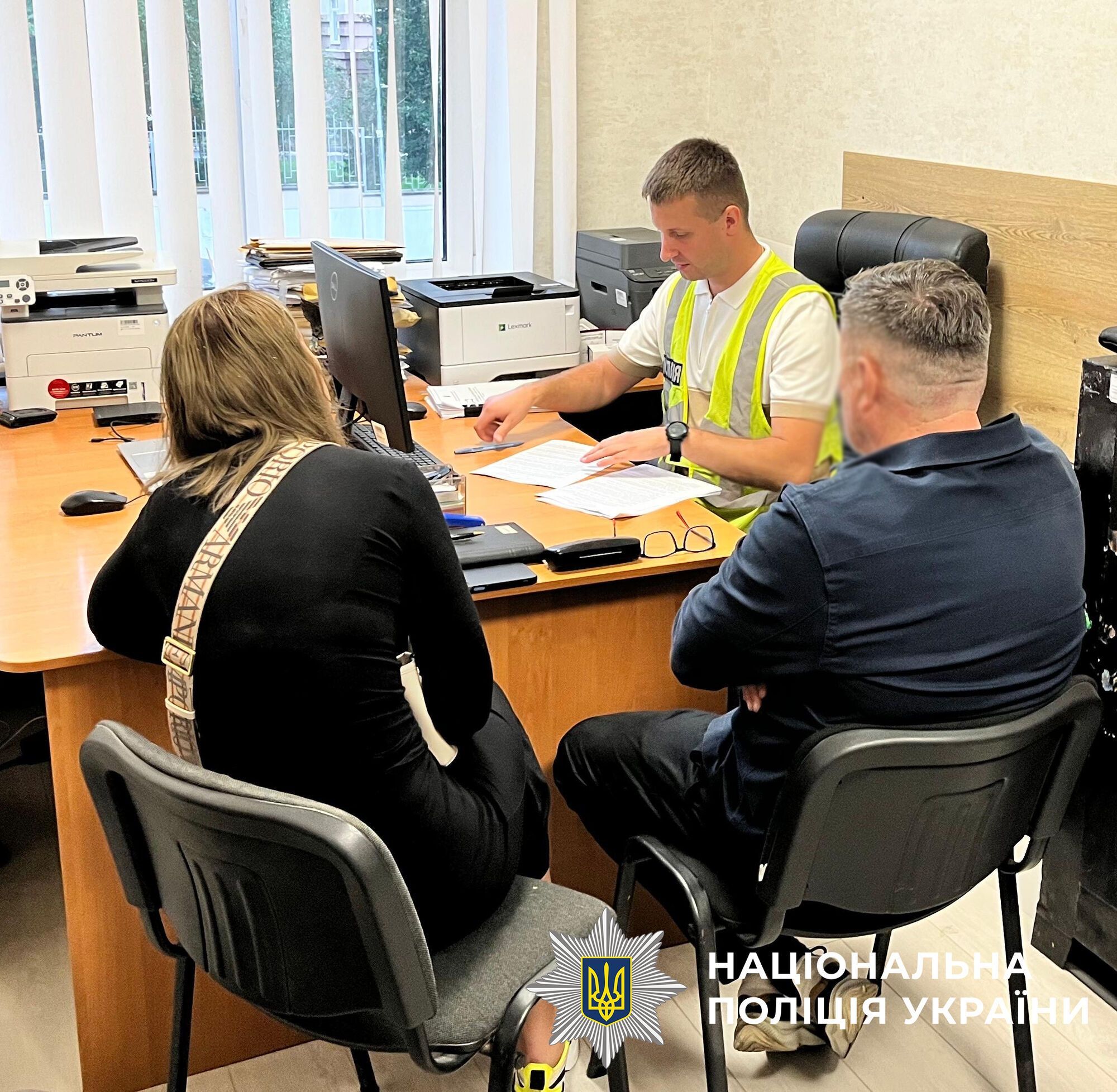 Публиковала снимки с нацистской символикой: полицейские сообщили о подозрении секретарю райсуда Киева. Фото