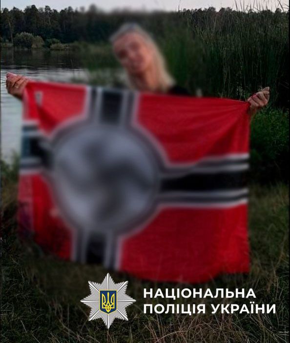 Публиковала снимки с нацистской символикой: полицейские сообщили о подозрении секретарю райсуда Киева. Фото