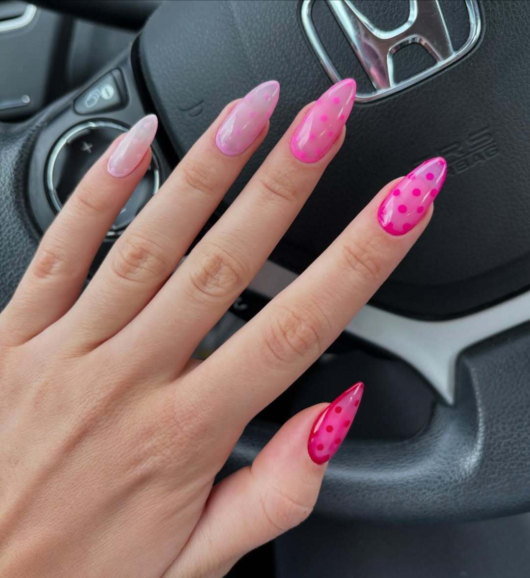 Горошек вернулся: как сделать трендовый маникюр осени