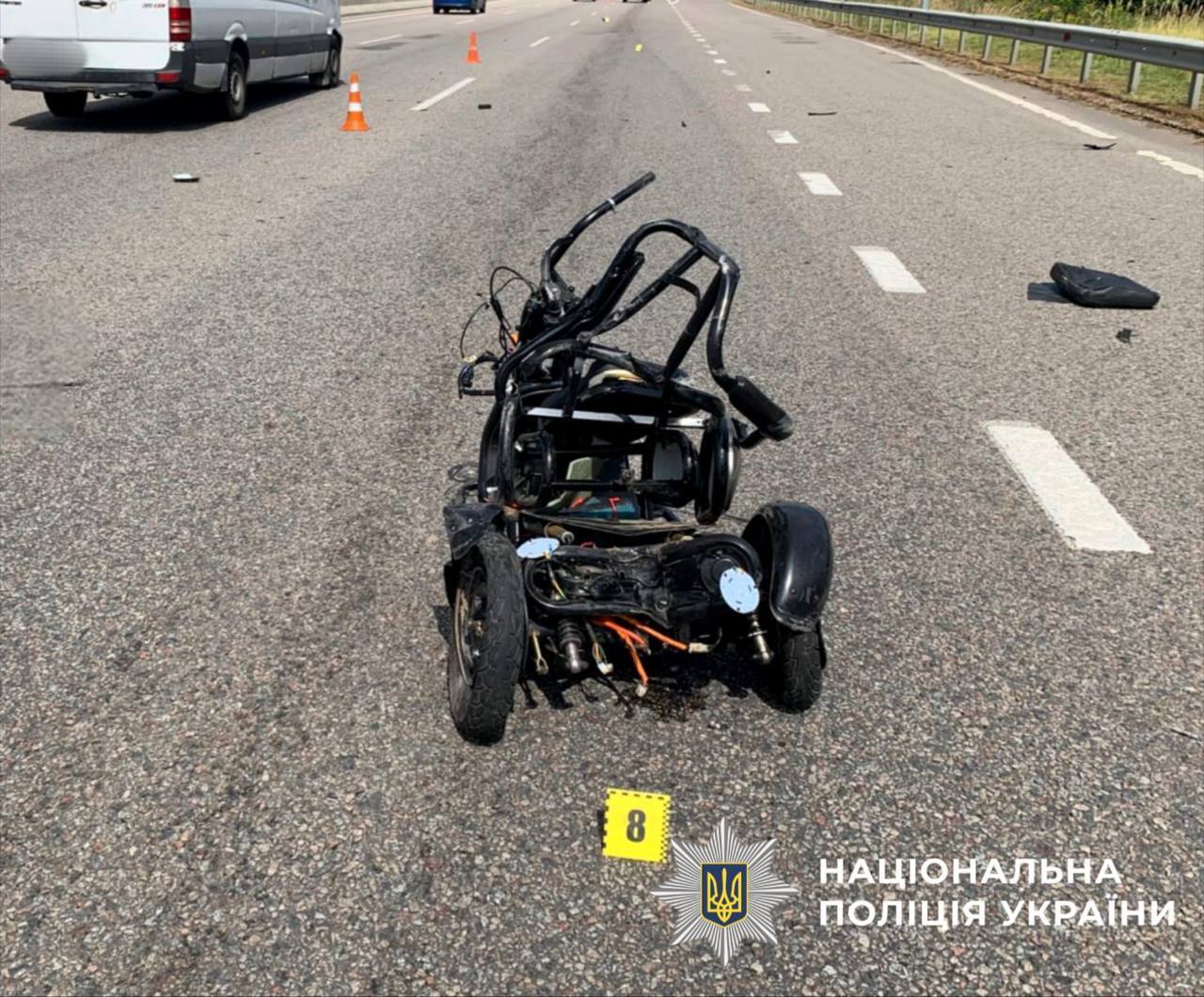 На Київщині легковик на швидкості протаранив триколісний електроскутер: є загиблий. Подробиці та фото