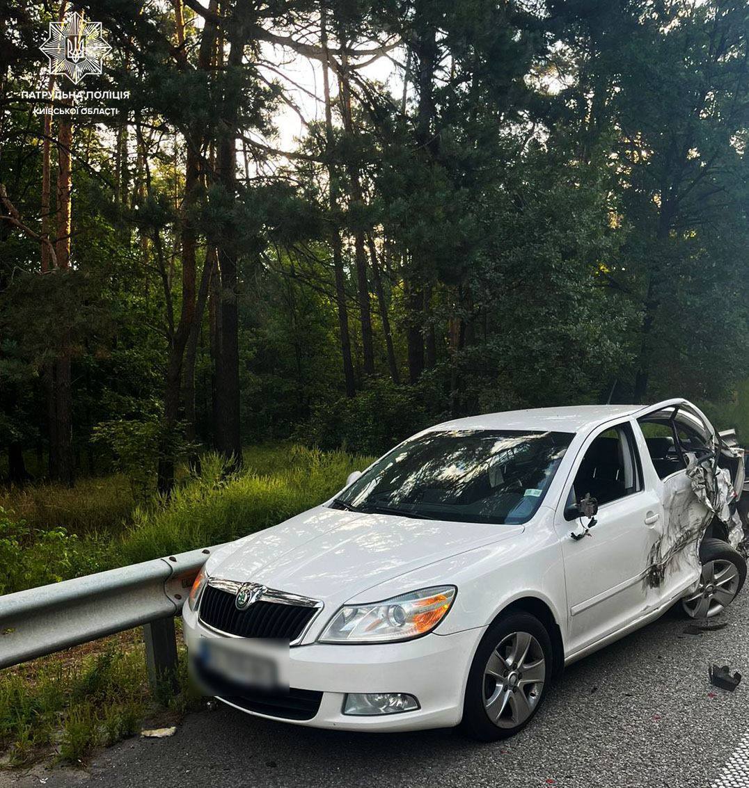 Під Києвом у вантажівки під час руху відірвалось колесо та влетіло в легковик. Фото