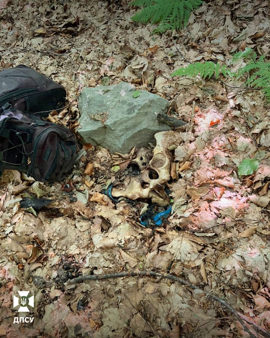 У Карпатах прикордонники виявили рештки двох людей: біля одного скелета був рюкзак