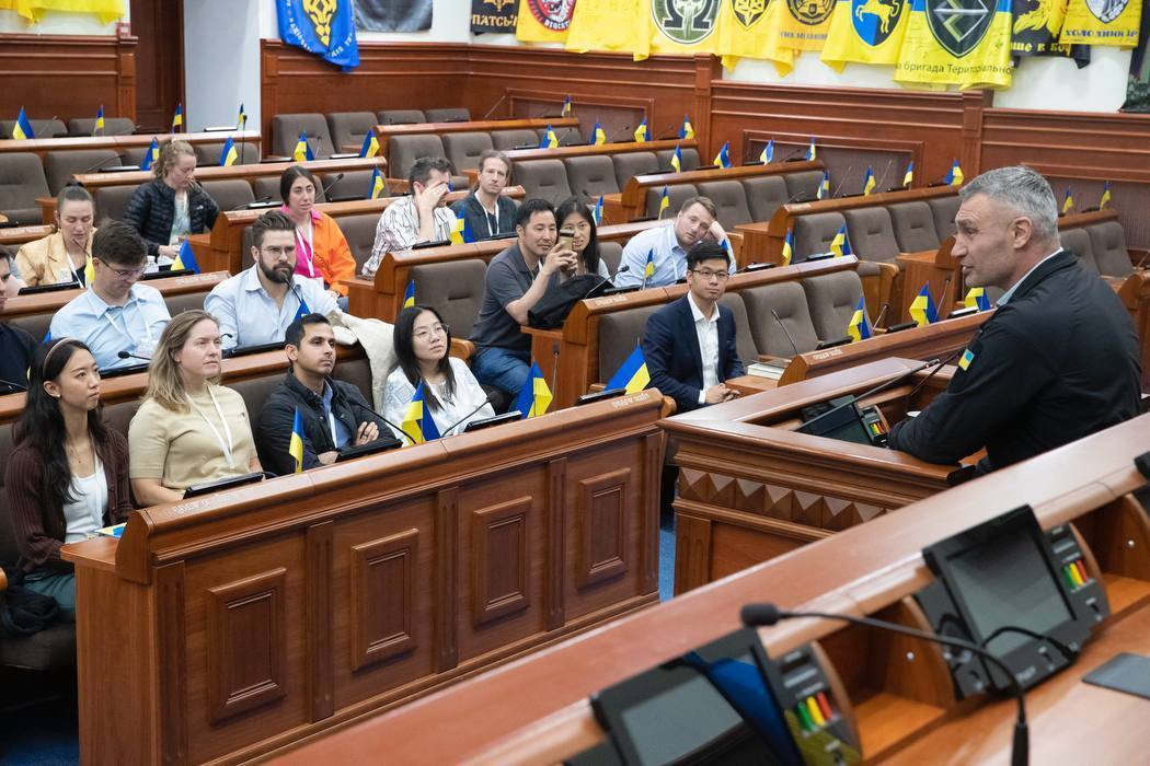 Кличко зі студентами з 10 країн світу обговорив життя у Києві під час війни