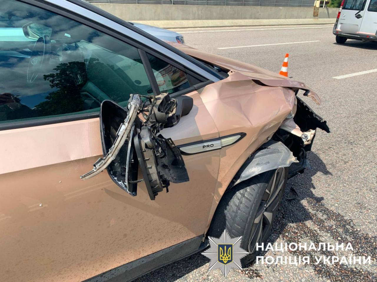 На Київщині легковик на швидкості протаранив триколісний електроскутер: є загиблий. Подробиці та фото