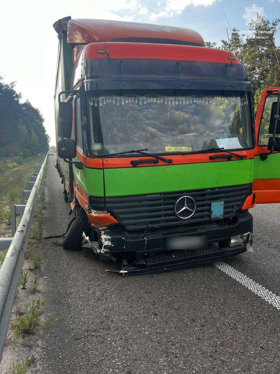 Під Києвом у вантажівки під час руху відірвалось колесо та влетіло в легковик. Фото