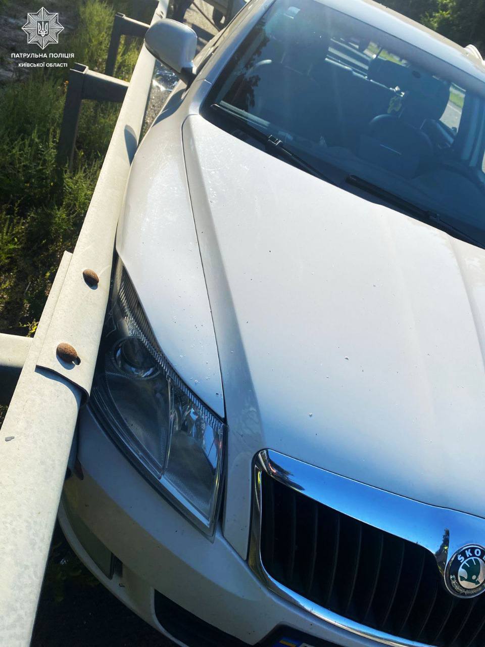 Під Києвом у вантажівки під час руху відірвалось колесо та влетіло в легковик. Фото