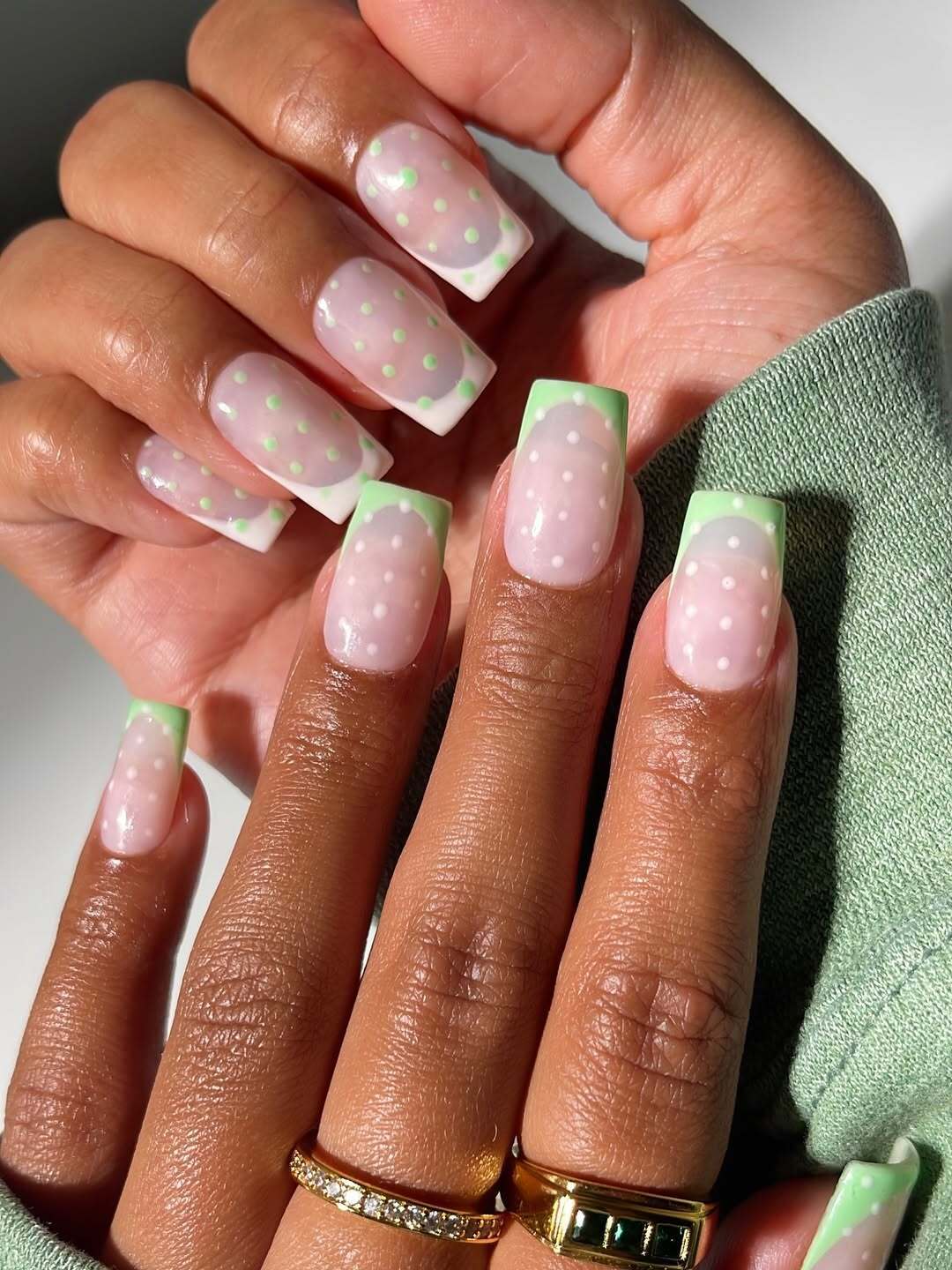 Горошек вернулся: как сделать трендовый маникюр осени