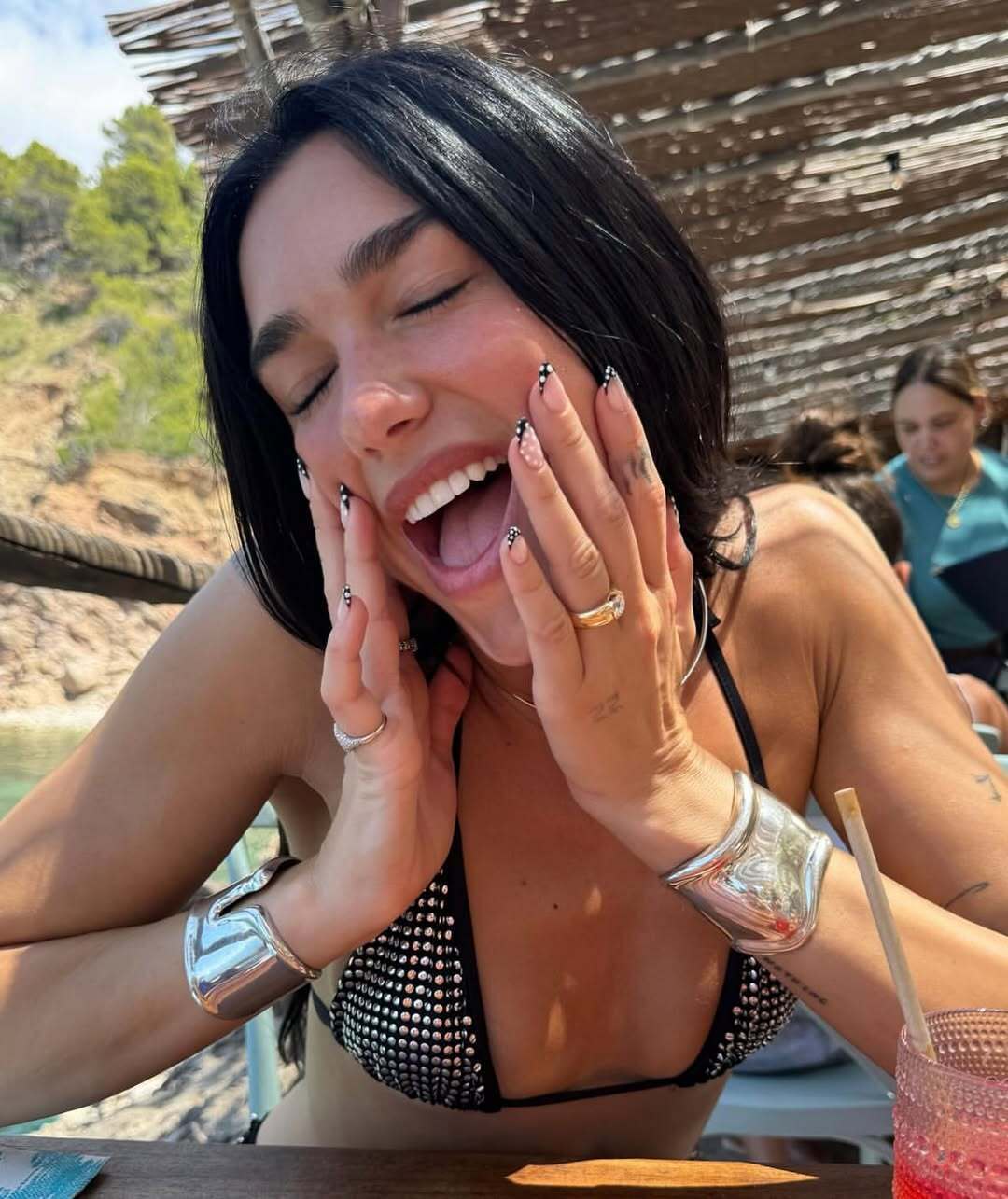 Горошек вернулся: как сделать трендовый маникюр осени