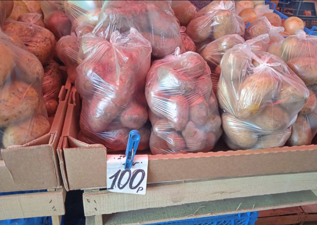 В России дефицит картофеля и резкий рост цен на хлеб: из-за дождей и засухи погибает пшеница, а овощи некому убирать