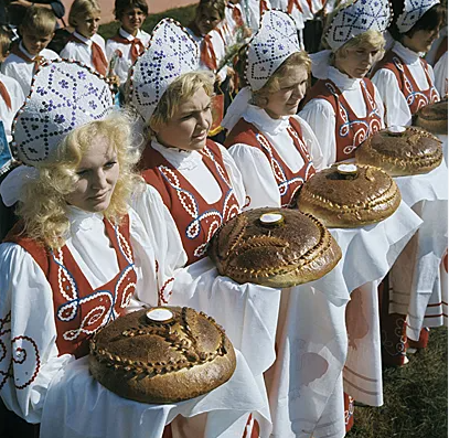 В России дефицит картофеля и резкий рост цен на хлеб: из-за дождей и засухи погибает пшеница, а овощи некому убирать