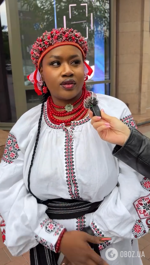 "Девушка из Нигерии учит украинский, а свои не хотят переходить". Сеть поразила афроамериканка в вышиванке и с татуировкой трезубца на руке