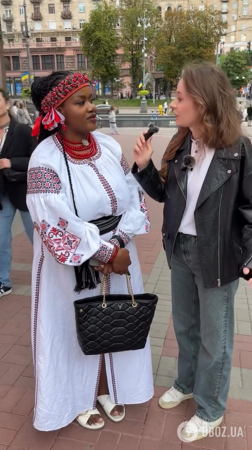 "Девушка из Нигерии учит украинский, а свои не хотят переходить". Сеть поразила афроамериканка в вышиванке и с татуировкой трезубца на руке