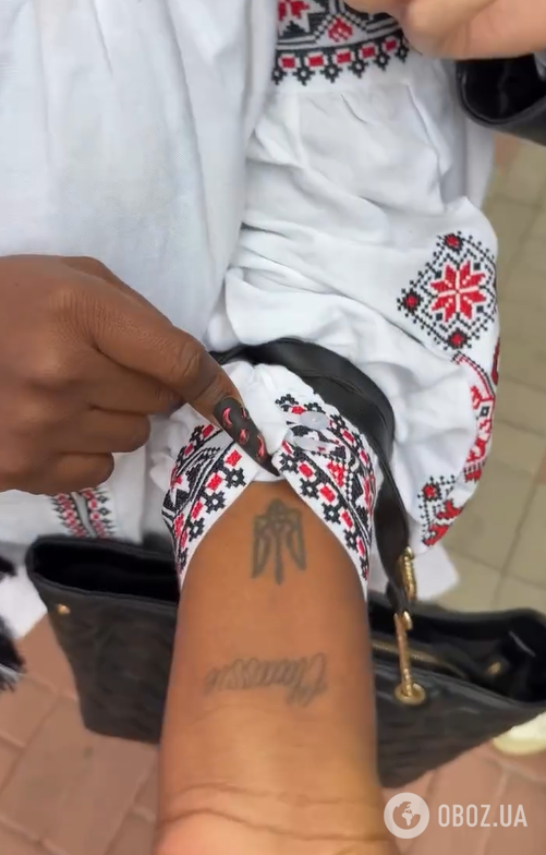 "Девушка из Нигерии учит украинский, а свои не хотят переходить". Сеть поразила афроамериканка в вышиванке и с татуировкой трезубца на руке