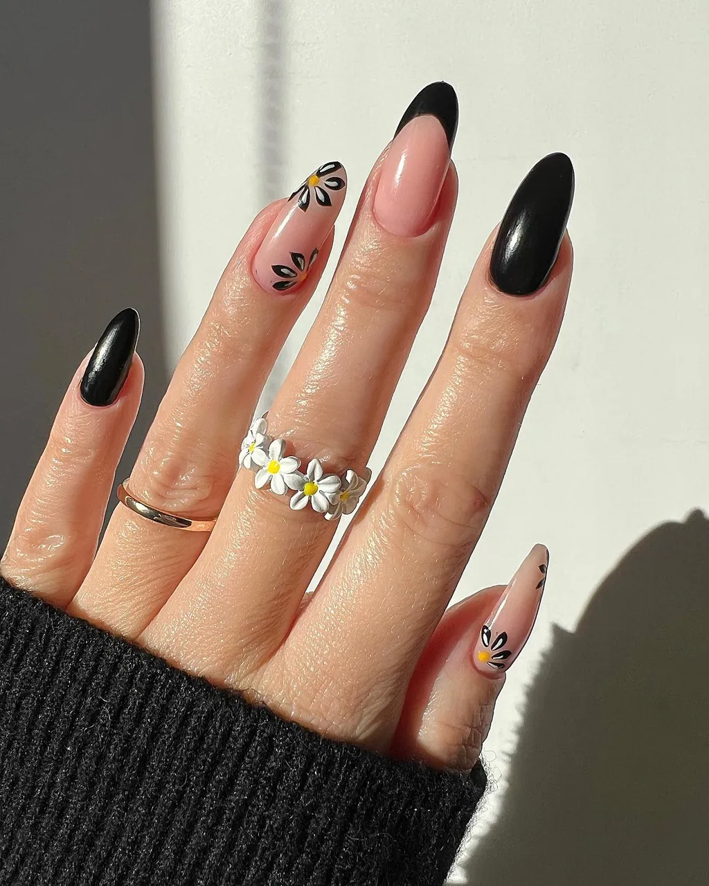 Як стилізувати чорний манікюр: трендові ідеї