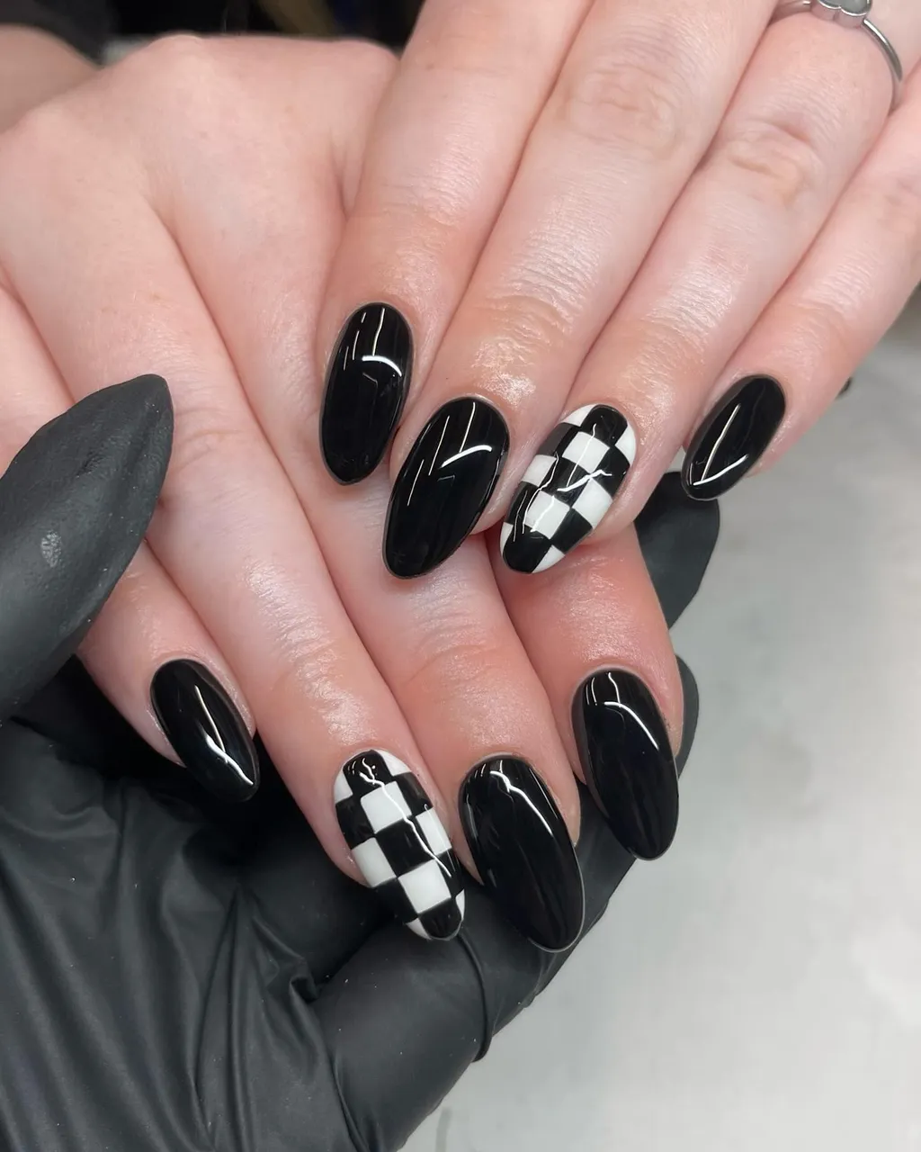 Як стилізувати чорний манікюр: трендові ідеї