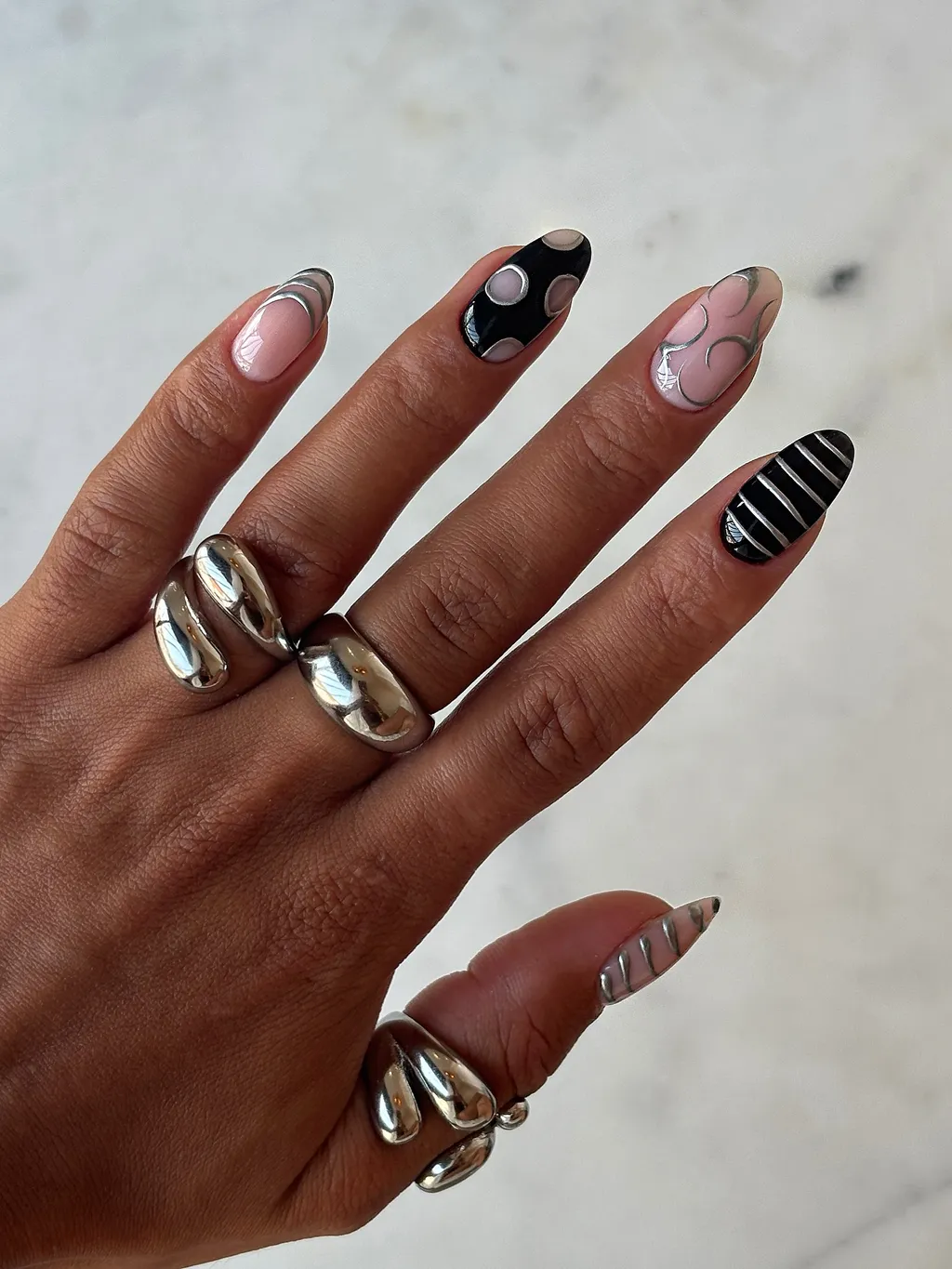 Як стилізувати чорний манікюр: трендові ідеї