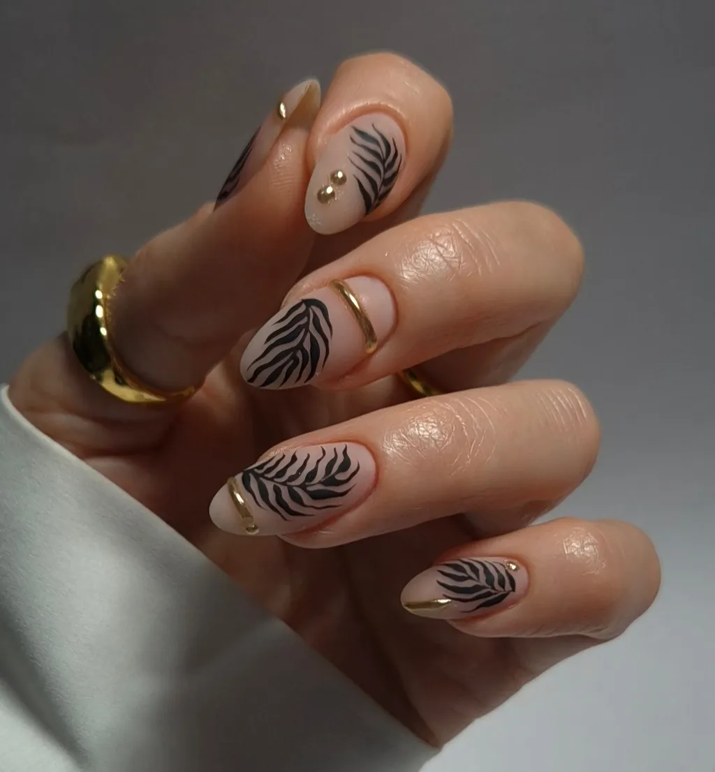 Як стилізувати чорний манікюр: трендові ідеї