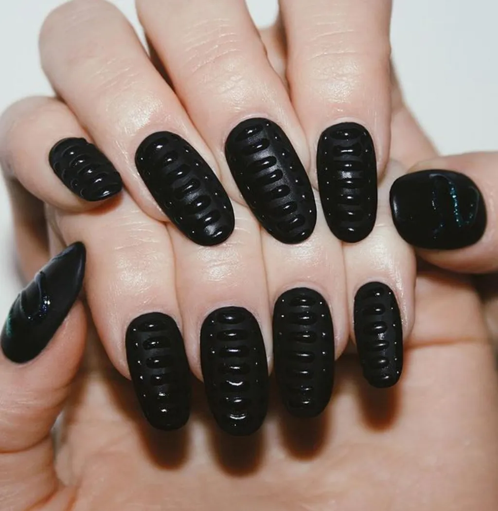Як стилізувати чорний манікюр: трендові ідеї