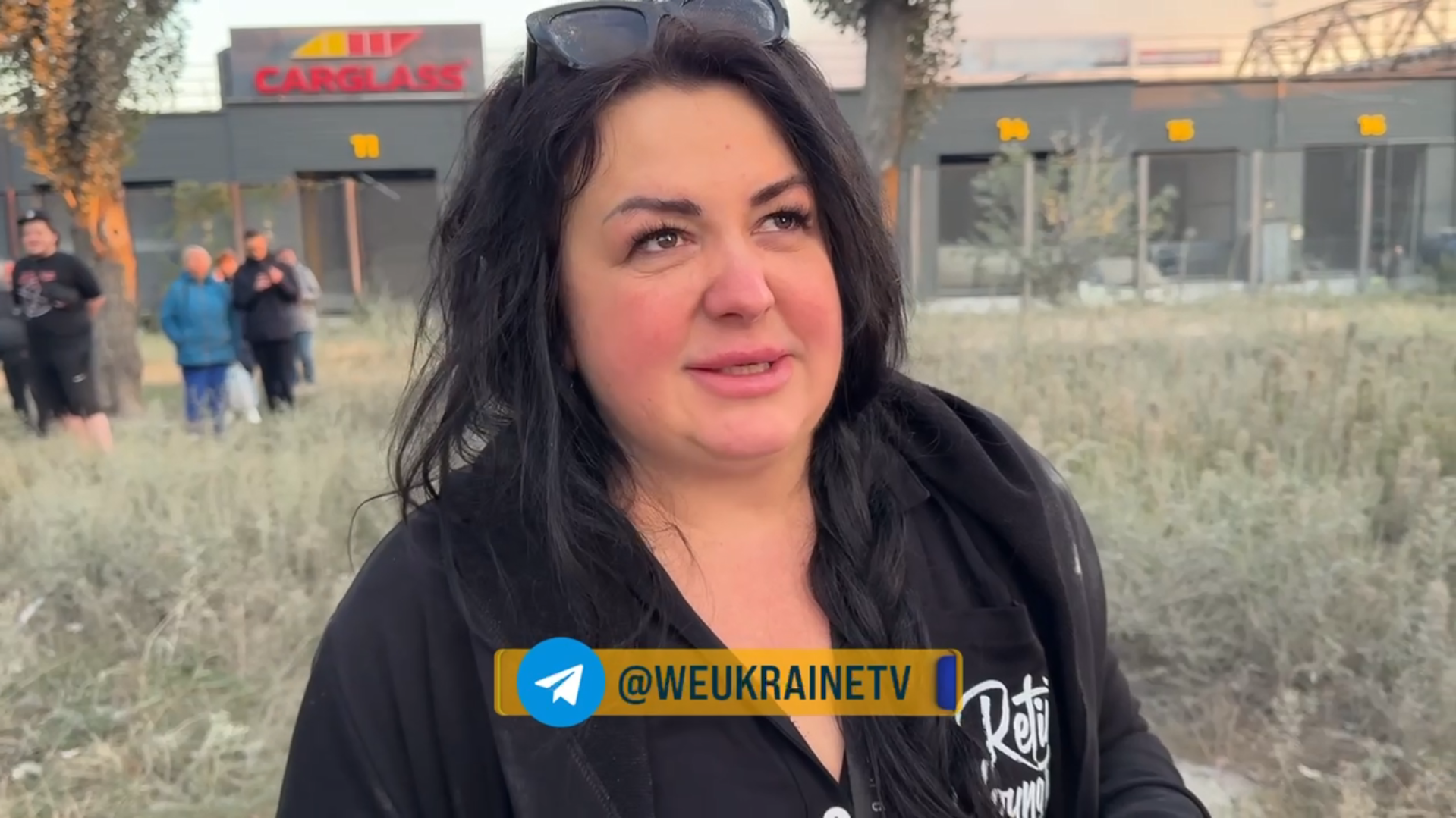 "Була в епіцентрі вибуху": у Києві біля зруйнованої багатоповерхівки жінка чекає новин про матір. Відео