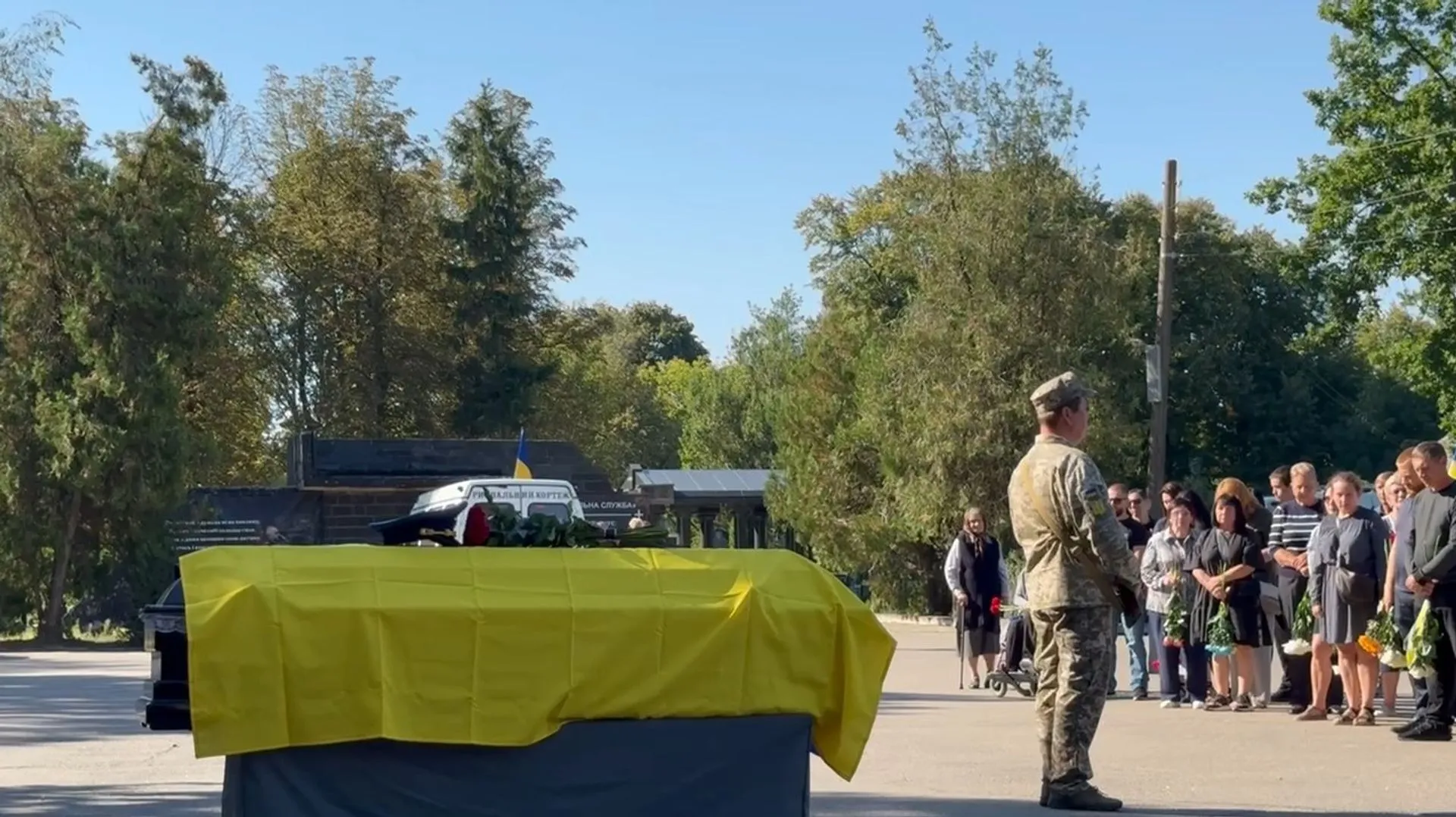 Загинув під час заходу МіГ-29 на посадку: у Кропивницькому попрощалися з льотчиком Сергієм Бондарем. Фото