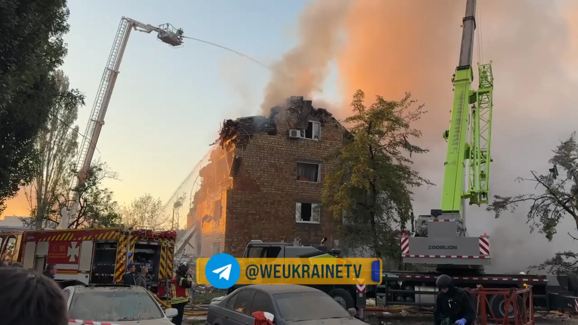 "Була в епіцентрі вибуху": у Києві біля зруйнованої багатоповерхівки жінка чекає новин про матір. Відео