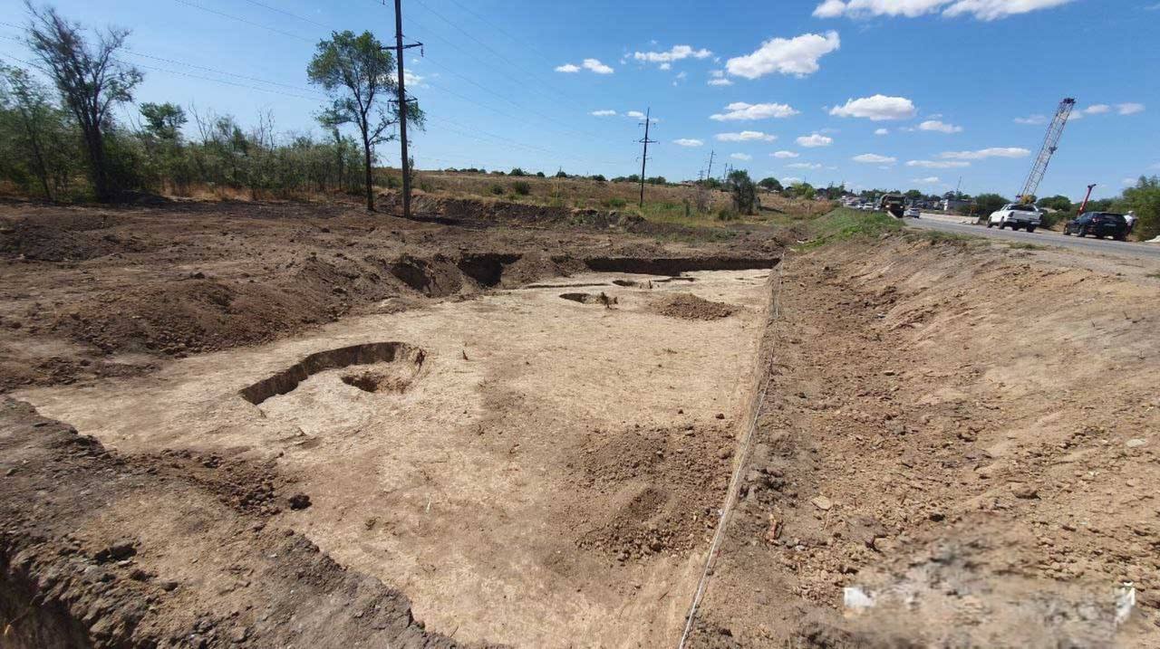 РФ знищує археологічну памʼятку біля Маріуполя заради будівництва траси. Фото