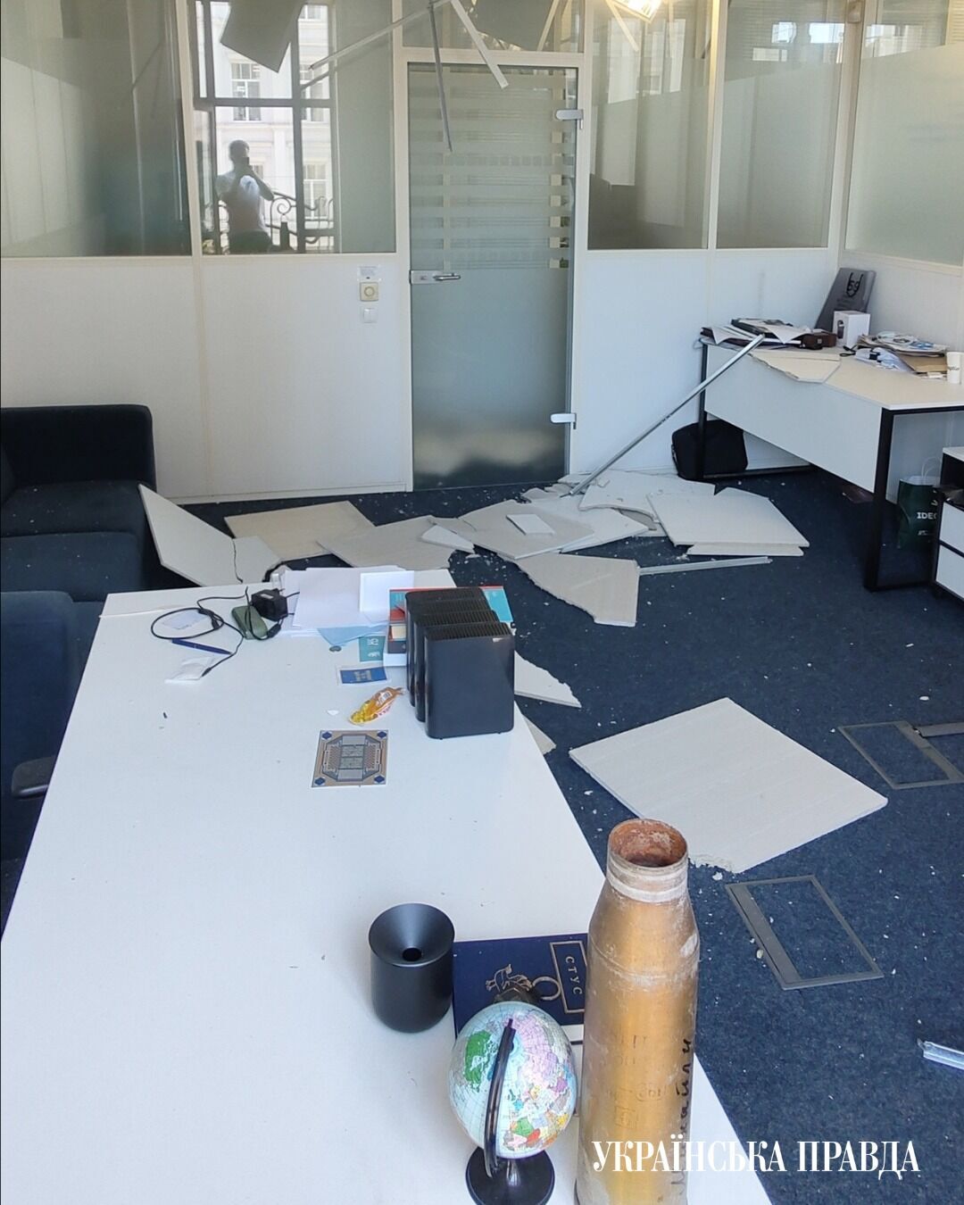 В Киеве в результате российского обстрела пострадали офисы нескольких изданий. Фото