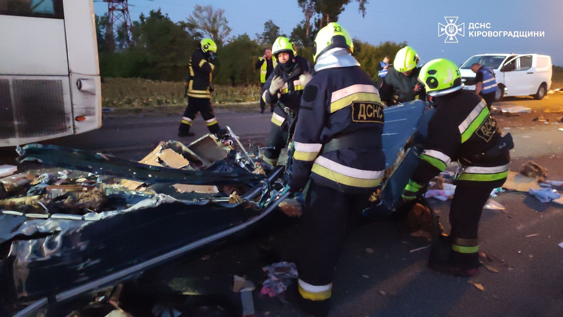 На Кировоградщине Sprinter столкнулся с автобусом: погибли шесть человек, среди них ребенок. Фото