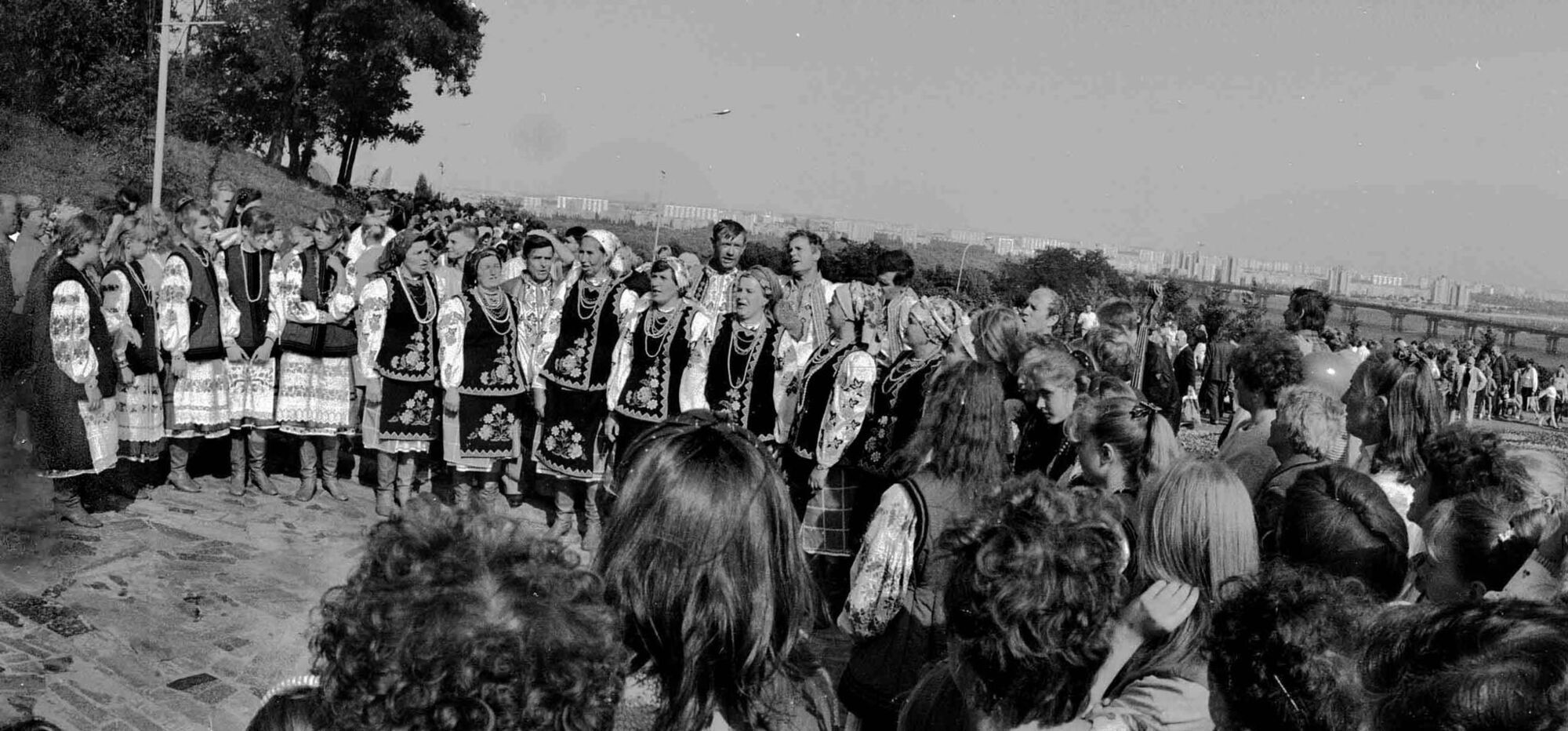 Який вигляд мала традиційна виставка квітів на Співочому полі в Києві у 1994. Архівні фото