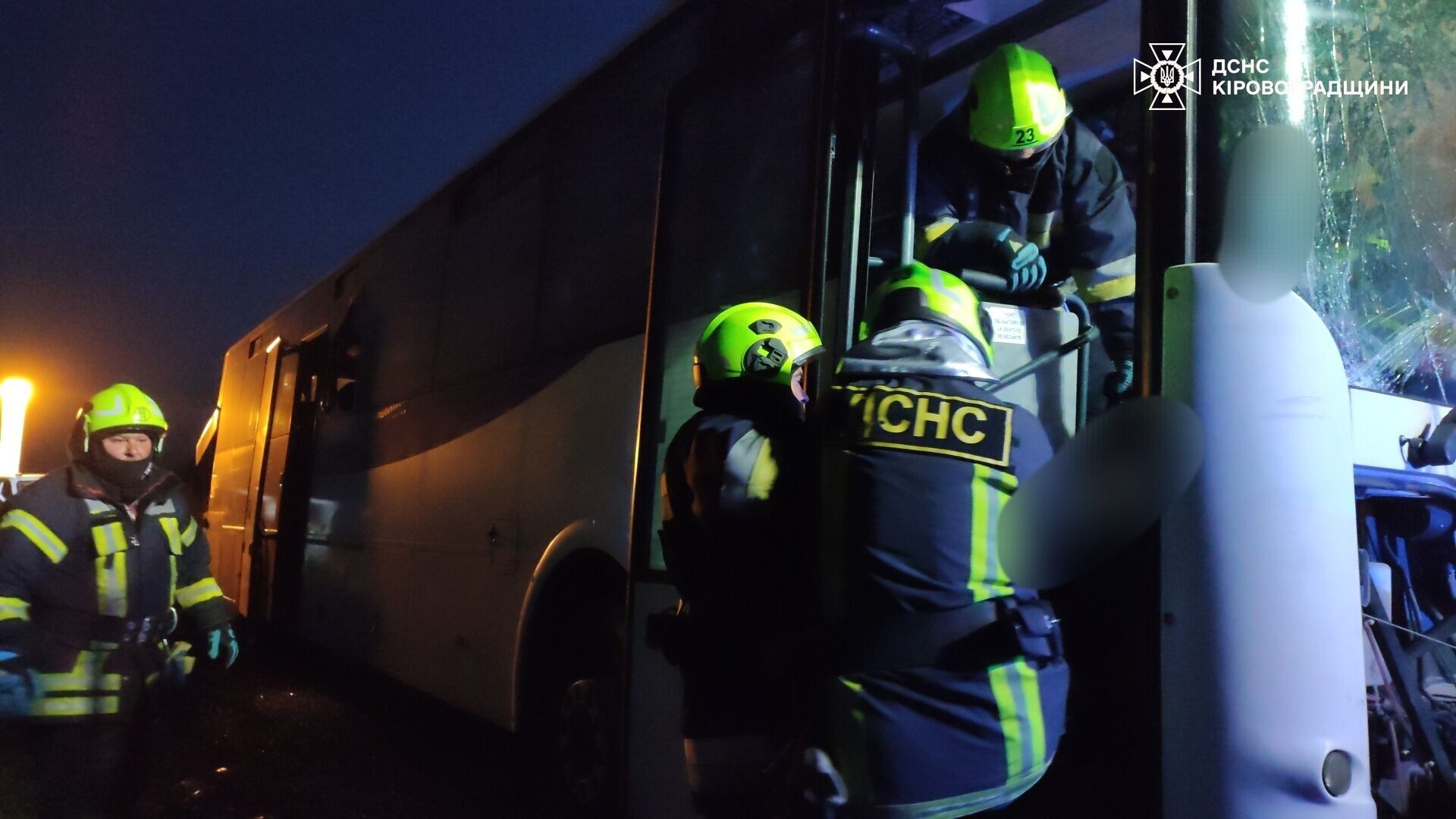 На Кировоградщине Sprinter столкнулся с автобусом: погибли шесть человек, среди них ребенок. Фото