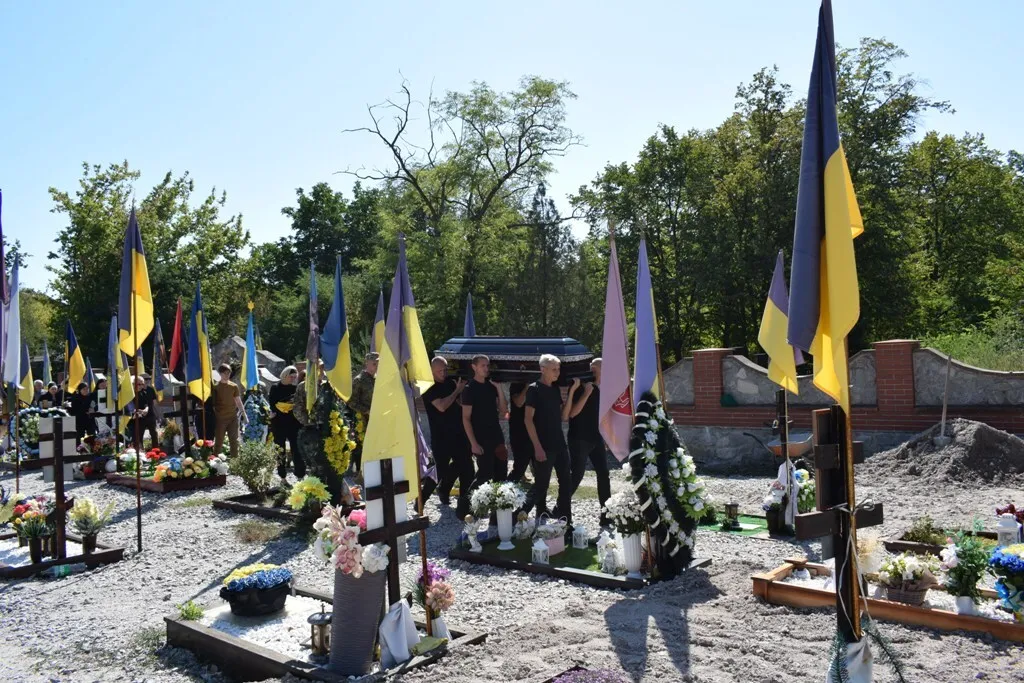 Загинув під час заходу МіГ-29 на посадку: у Кропивницькому попрощалися з льотчиком Сергієм Бондарем. Фото