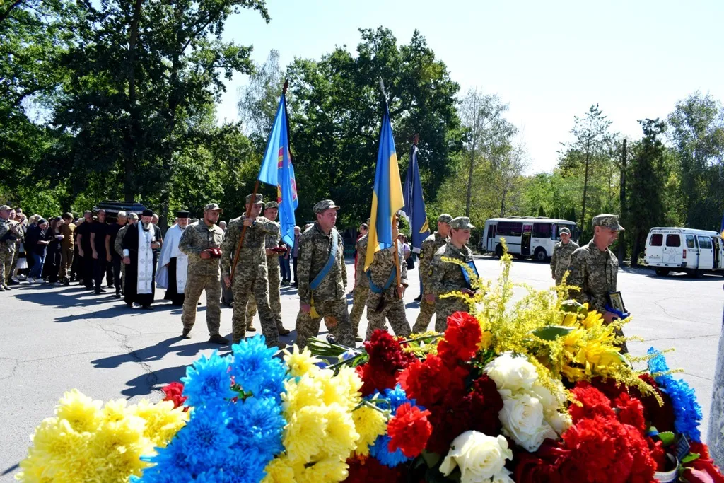 Загинув під час заходу МіГ-29 на посадку: у Кропивницькому попрощалися з льотчиком Сергієм Бондарем. Фото