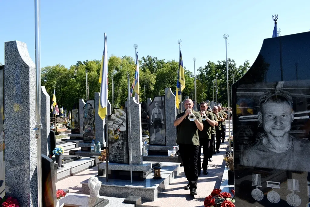 Загинув під час заходу МіГ-29 на посадку: у Кропивницькому попрощалися з льотчиком Сергієм Бондарем. Фото