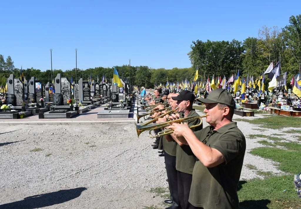Загинув під час заходу МіГ-29 на посадку: у Кропивницькому попрощалися з льотчиком Сергієм Бондарем. Фото