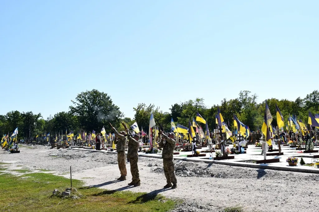 Загинув під час заходу МіГ-29 на посадку: у Кропивницькому попрощалися з льотчиком Сергієм Бондарем. Фото
