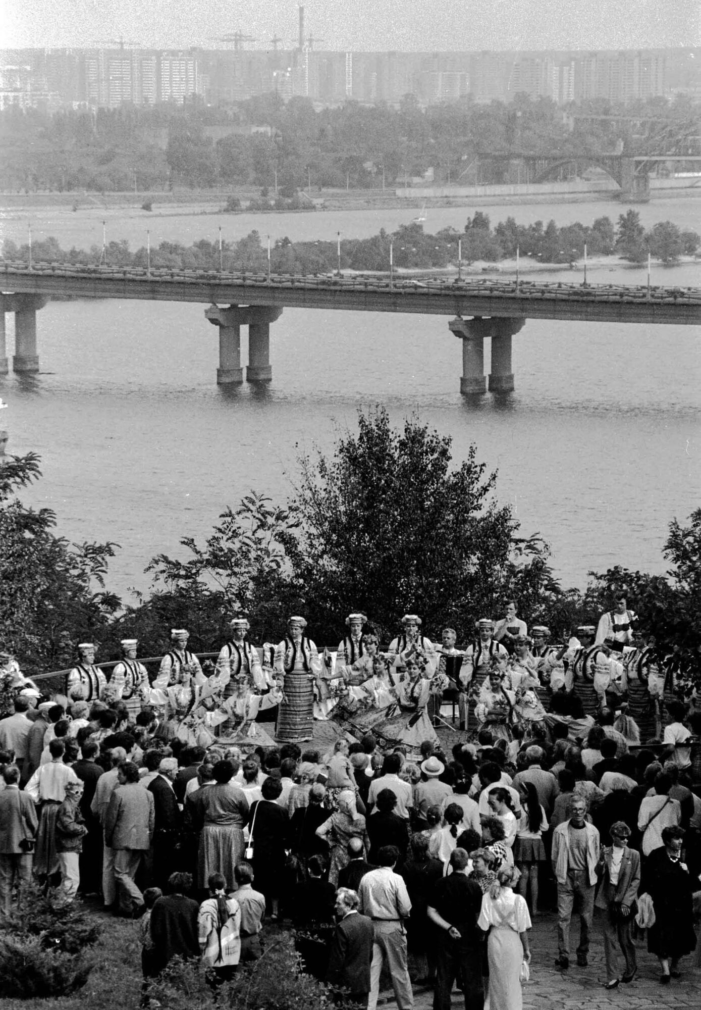 Який вигляд мала традиційна виставка квітів на Співочому полі в Києві у 1994. Архівні фото